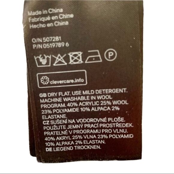 H& M Gray V- Neck Long Sleeve Sweater ( OVERSIZED) - Picture 6 of 8